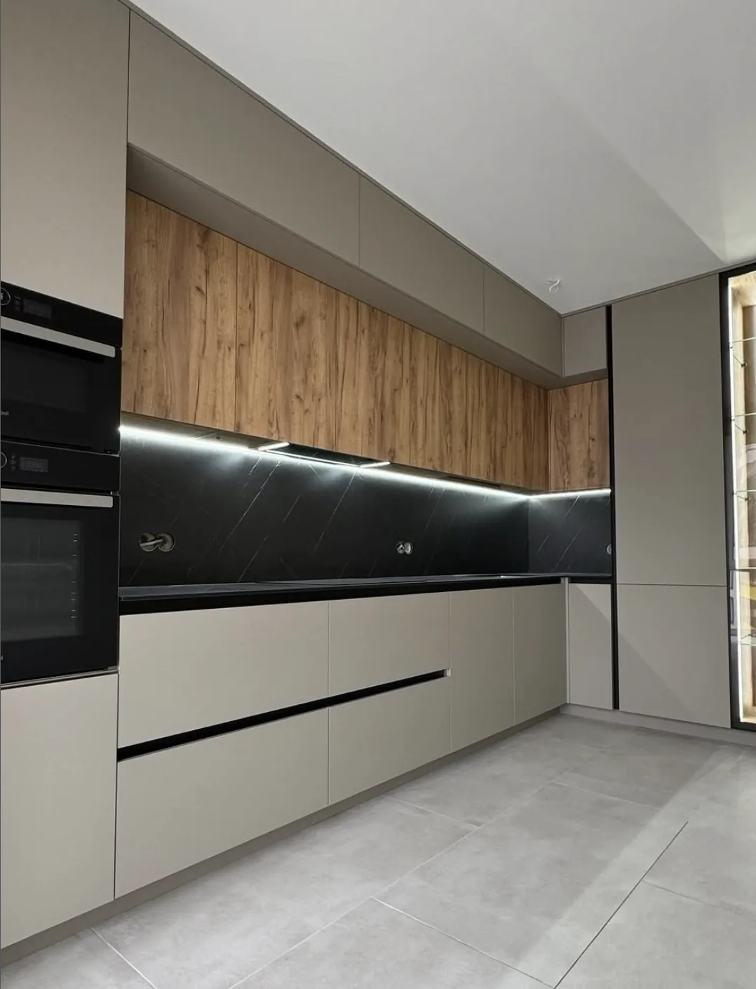 Kuchyně na míru s dřevěnými horními skříňkami a LED osvětlením – realizace Art House Nábytek, Ústí nad Orlicí