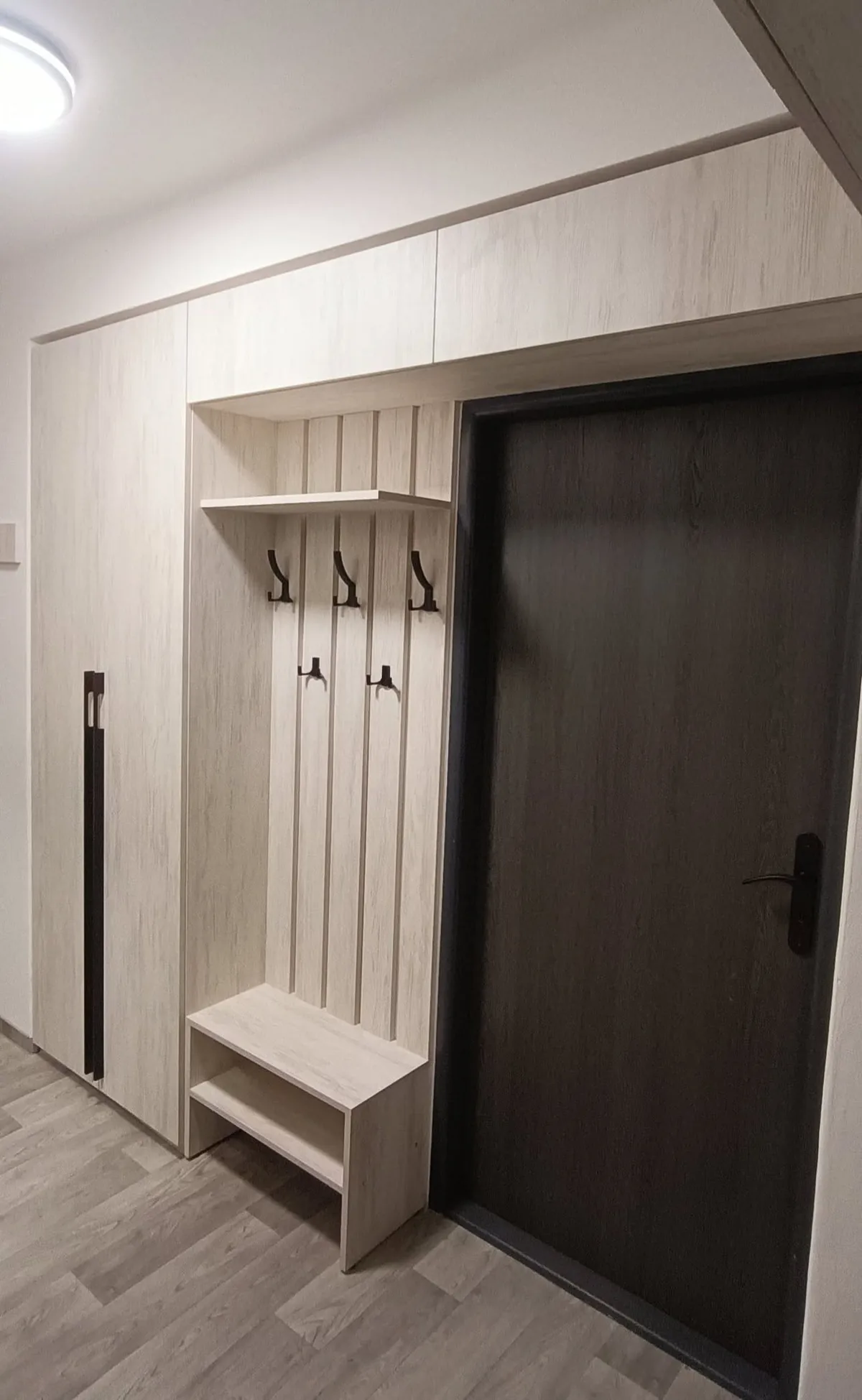 Nábytek na míru do předsíně s věšákovou stěnou a lavicí – Ústí nad Orlicí